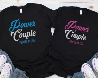 Bijpassende shirts voor stellen, shirts voor christelijke koppels, T-shirts voor christelijk koppels, shirt man, shirt vrouw, t-shirts voor powerkoppels, Powered by God