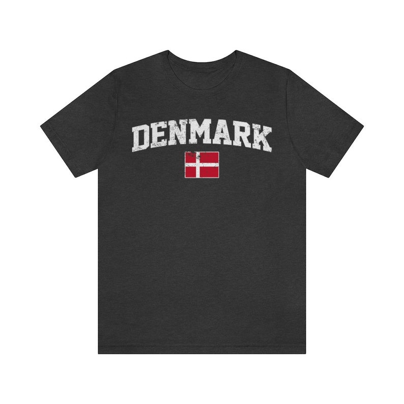 K&ouml;nnte beinhalten: Ein dunkelgraues T-Shirt mit einem wei&szlig;en, abgenutzten Aufdruck des Wortes "DENMARK" und der d&auml;nischen Flagge.