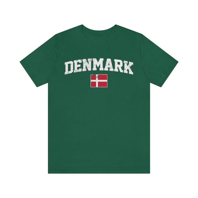 K&ouml;nnte beinhalten: Ein gr&uuml;nes T-Shirt mit dem Wort "DENMARK" in wei&szlig;er, abgenutzter Schrift und der d&auml;nischen Flagge in Rot und Wei&szlig;.