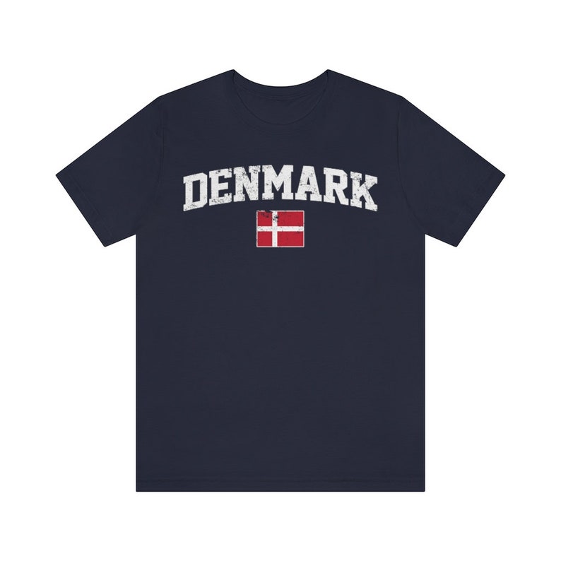 K&ouml;nnte beinhalten: Ein marineblaues T-Shirt mit einem wei&szlig;en, abgenutzten Aufdruck des Wortes "DENMARK" und der d&auml;nischen Flagge.