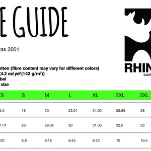 K&ouml;nnte beinhalten: Gr&ouml;&szlig;entabelle f&uuml;r Bella+Canvas 3001 T-Shirts, die die Ma&szlig;e in Zoll f&uuml;r Breite, L&auml;nge und &Auml;rmell&auml;nge f&uuml;r die Gr&ouml;&szlig;en XS bis 4XL zeigt. Die Tabelle ist mit "Retail fit" beschriftet und listet den Stoff als 100 % weiche Baumwolle mit einem abrei&szlig;baren Etikett auf.