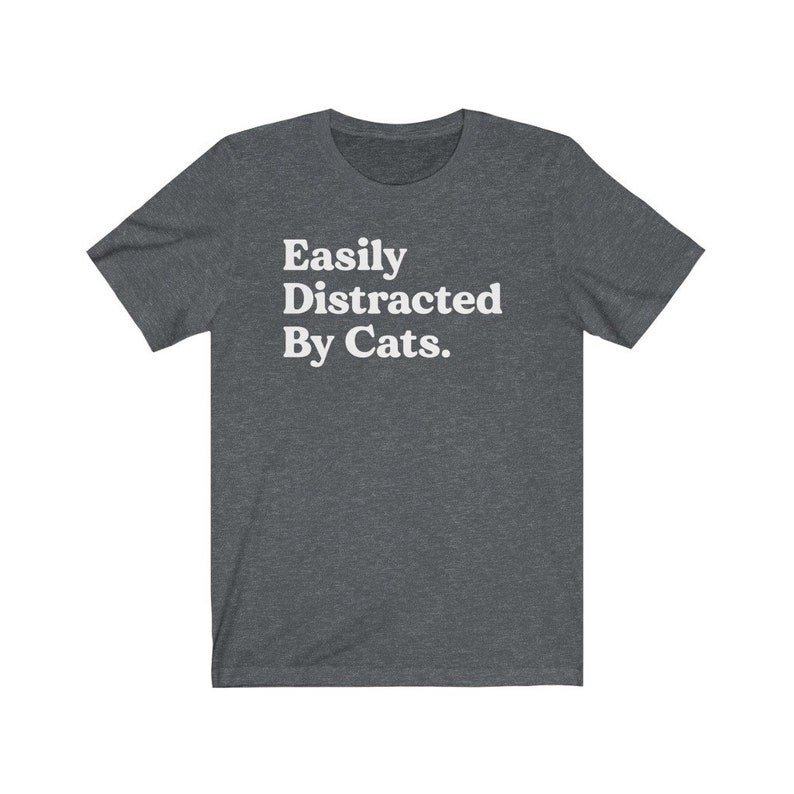 Może przedstawiać: Szary t-shirt w ciemnym melanżu z nadrukiem "Easily Distracted By Cats." w kolorze białym.