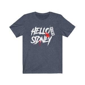 K&ouml;nnte beinhalten: Ein dunkelblaues T-Shirt mit einer wei&szlig;en Grafik eines Telefons mit Blutspritzern und dem Text "HELLO SIDNEY".