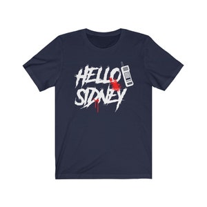 K&ouml;nnte beinhalten: Ein marineblaues T-Shirt mit einer wei&szlig;en Grafik eines Vintage-Telefons mit Blutspritzern und dem Text "HELLO SIDNEY" im Graffiti-Stil.
