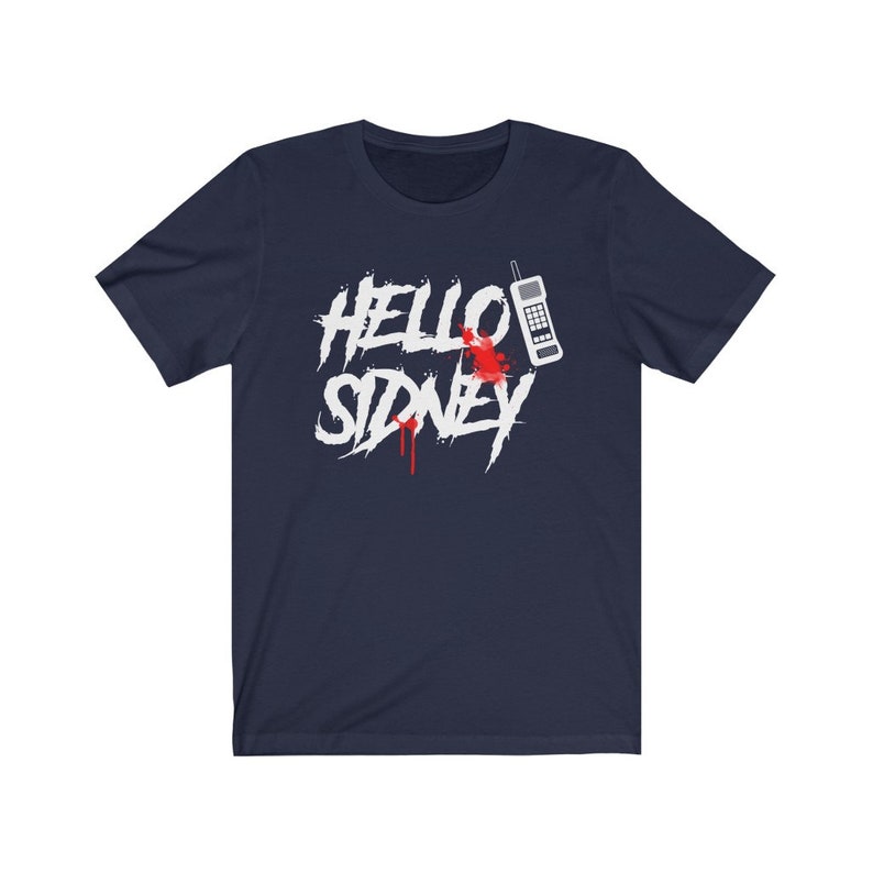 K&ouml;nnte beinhalten: Ein marineblaues T-Shirt mit einer wei&szlig;en Grafik eines Vintage-Telefons mit Blutspritzern und dem Text "HELLO SIDNEY" im Graffiti-Stil.