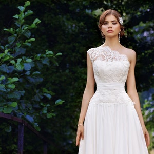 Wedding Dress White Bridal Gown Sample Sale Lace Romantic Classic Chiffon