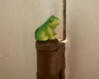 Mini Frog Magnetic Hinge Topper