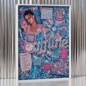 Könnte beinhalten: Gerahmter Kunstdruck mit einer Collage im Y2K-Stil. Das Kunstwerk zeigt eine Frau, einen rosa MP3-Player, eine CD und das Wort "offline". Die Farbpalette umfasst Rosa, Blau und Silber, mit Text wie "2000s forever".