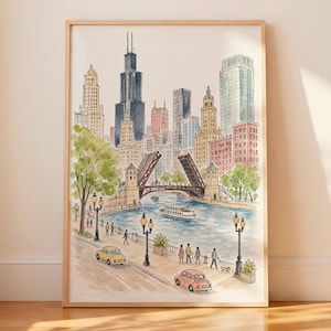 Può includere: Una stampa ad acquerello incorniciata che raffigura il paesaggio urbano di Chicago con la Willis Tower, un ponte levatoio sul fiume, una barca e scene di strada con pedoni, un cane e auto d'epoca lungo una passeggiata alberata sul fiume.