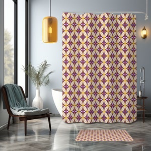 Könnte beinhalten: Eine Duschvorhang mit einem geometrischen Muster aus überlappenden Kreisen in Gelb-, Lila- und Weißtönen. Die Kreise haben ein gepunktetes Muster im Inneren. Der Duschvorhang hängt in einem Badezimmer mit einer weißen Badewanne und einem braunen Holzstuhl.