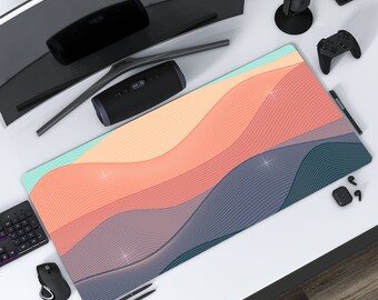 Op de afbeelding: Een grote, kleurrijke bureau mat met een golvend, abstract ontwerp in tinten oranje, roze, blauw en groen. De mat is gemaakt van een duurzaam, antislip materiaal en is perfect om het oppervlak van uw bureau te beschermen.