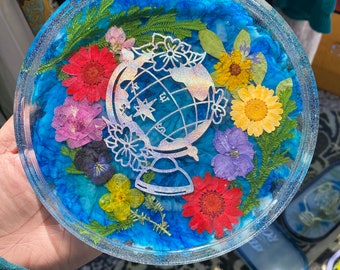 Circle Trinket Tray Blue with Real Flowers Globe Decal