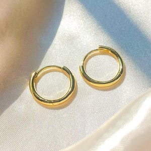 Créoles fines en or 18 ct - 100 % imperméables et résistantes à l'usure - disponibles en 3 tailles - parfaites pour offrir image 6