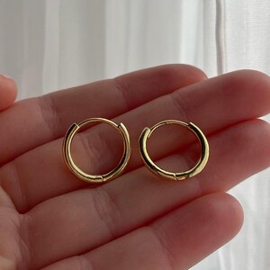 Créoles fines en or 18 ct - 100 % imperméables et résistantes à l'usure - disponibles en 3 tailles - parfaites pour offrir image 5