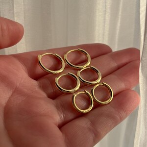 Créoles fines en or 18 ct - 100 % imperméables et résistantes à l'usure - disponibles en 3 tailles - parfaites pour offrir image 1