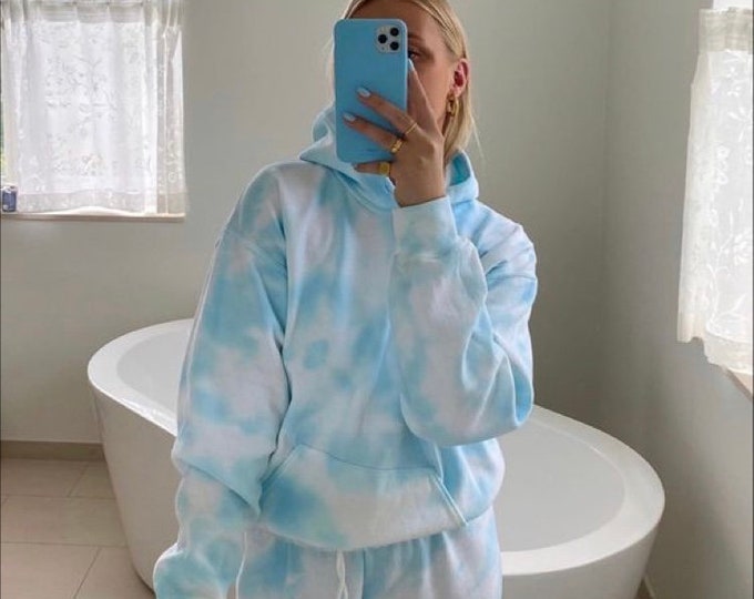how to wear tie dye joggers