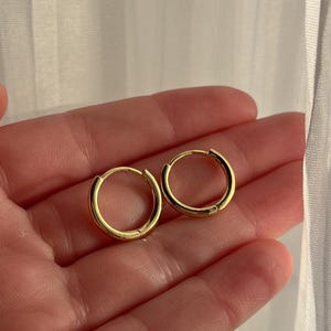 Créoles fines en or 18 ct - 100 % imperméables et résistantes à l'usure - disponibles en 3 tailles - parfaites pour offrir image 4