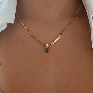 18kt vergoldete schwarze Edelstein/Geburtsstein Anhänger Halskette - 100% wasserdicht und anlaufgeschützt - perfekt als Geschenk
