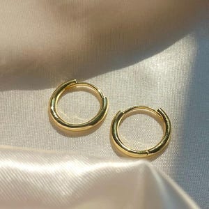 Créoles fines en or 18 ct - 100 % imperméables et résistantes à l'usure - disponibles en 3 tailles - parfaites pour offrir image 2