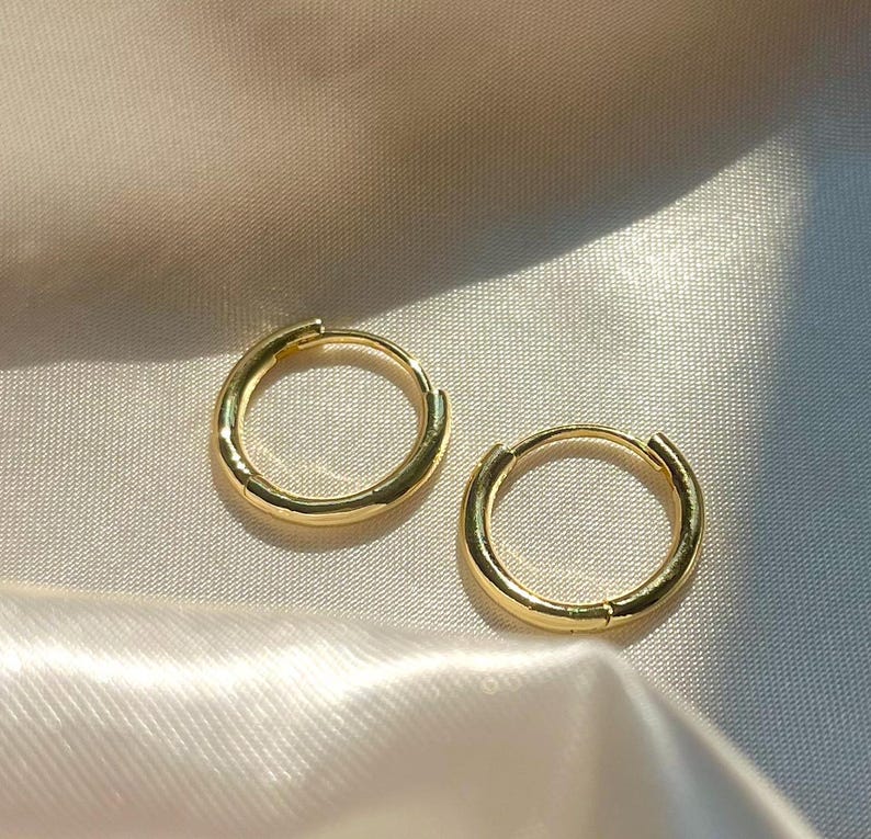 Créoles fines en or 18 ct - 100 % imperméables et résistantes à l'usure - disponibles en 3 tailles - parfaites pour offrir image 2