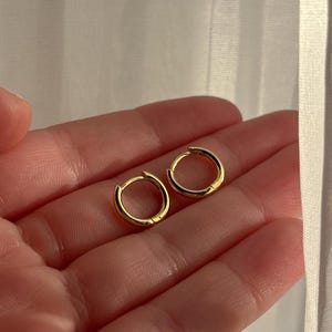 Créoles fines en or 18 ct - 100 % imperméables et résistantes à l'usure - disponibles en 3 tailles - parfaites pour offrir image 3
