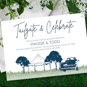 Puede incluir: Una tarjeta de invitación blanca con texto azul que dice "Tailgate & Celebrate". La invitación es para una fiesta de bienvenida para una pareja en honor a Maggie & Todd. La invitación incluye la fecha, la hora y la ubicación del evento. La invitación también incluye un gráfico de una tienda de campaña, árboles y una camioneta.