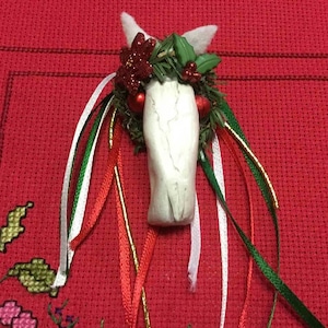 Mari Lwyd Brosche