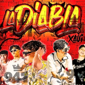 Pode incluir: Um grupo de quatro jovens homens está em frente a uma parede de tijolos vermelhos com grafite que diz "La Diabla Xavy". Os homens estão vestindo roupas casuais e óculos de sol.
