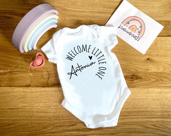 Short-sleeved baby bodysuit - personalized with textile plot