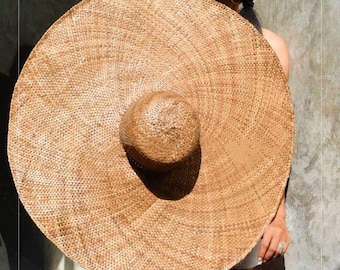 Übergroßer Palmen-Strohhut | Großer handgewebter Statement Resort Sonnenhut, natürlicher Boho Tropical Style, Bali Frauen Artisan Made, 85 cm Krempe Hut
