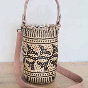 Bolso bandolera étnico de piel tejido a mano.