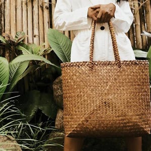XL handwoven seagrass tote bag, oversized boho beach bag from Bali, Eco-friendly straw shoulder bag