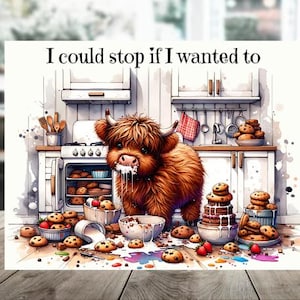 Puede incluir: Ilustración en acuarela de una vaca de las Tierras Altas en una cocina rodeada de galletas con chispas de chocolate. La vaca tiene migas de galletas en la cara. El texto en la parte superior dice: "Podría parar si quisiera."