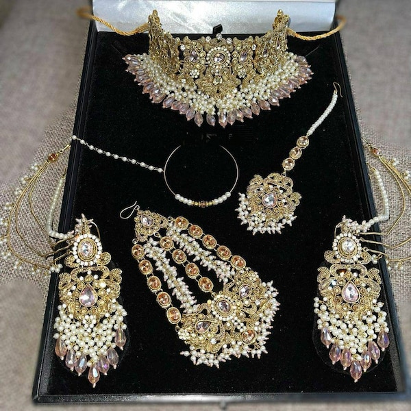 Pakistani Indian asian bridal wedding jewelry set.