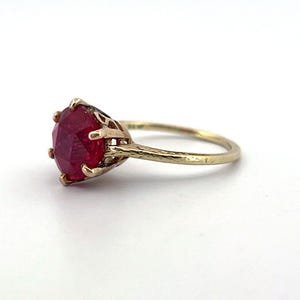 Vintage 18K Yellow Gold Lab Created Synthetic Ruby Solitaire 8.4mm Ring Size 5