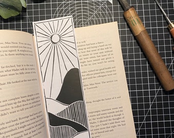 Marcapáginas con estampado de linóleo paisaje sol y colinas