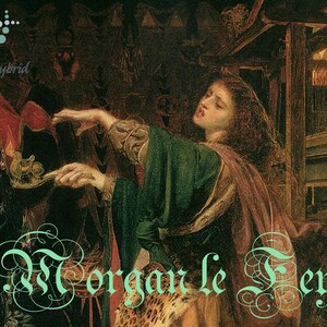Puede incluir: Una pintura antigua que presenta a una mujer con un vestido verde y marrón, extendiendo la mano hacia un objeto dorado. La obra de arte tiene una estética oscura y envejecida, con el texto "Morgan le Fey" en una fuente decorativa. El logotipo de Wild Hybrid está en la esquina superior izquierda.