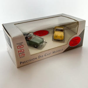 Gilbow Exclusive First Editions(EFE) ゲージ 1:76 スケールのレイアウト - MGB と Austin Healey Sprite。