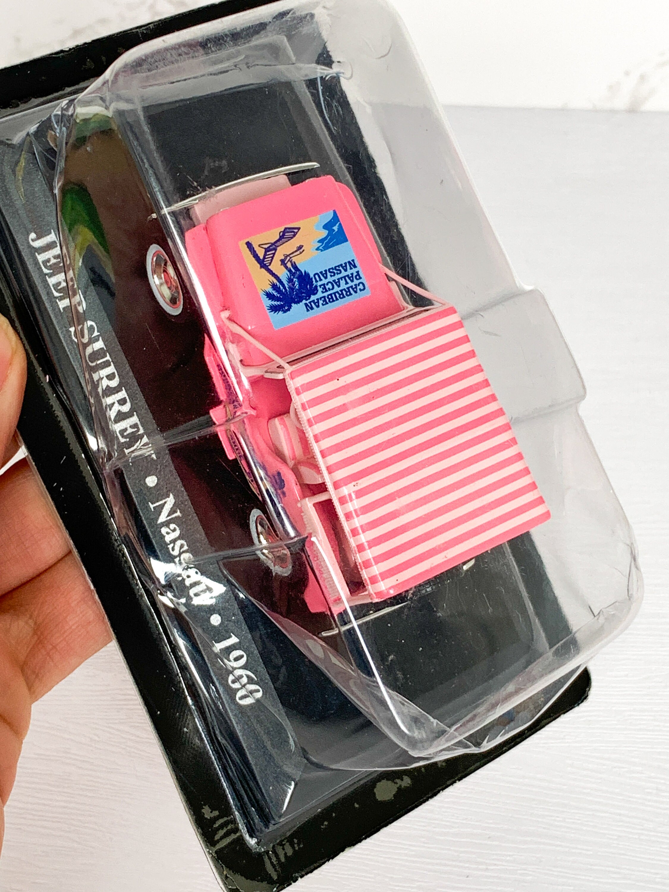 Modèle Réduit 1/43 Jeep Surrey Taxi Nassau 1960 Rose - IXO/Altaya - Boîte Vitrine - Neuf