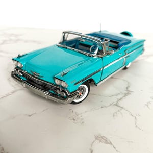 Gegoten vintage Chevrolet Impala Cabrioletmodel uit 1958 – Danbury Mint Classic Cars – Schaal 1:24 – Turkoois – Certificaat en doos inbegrepen