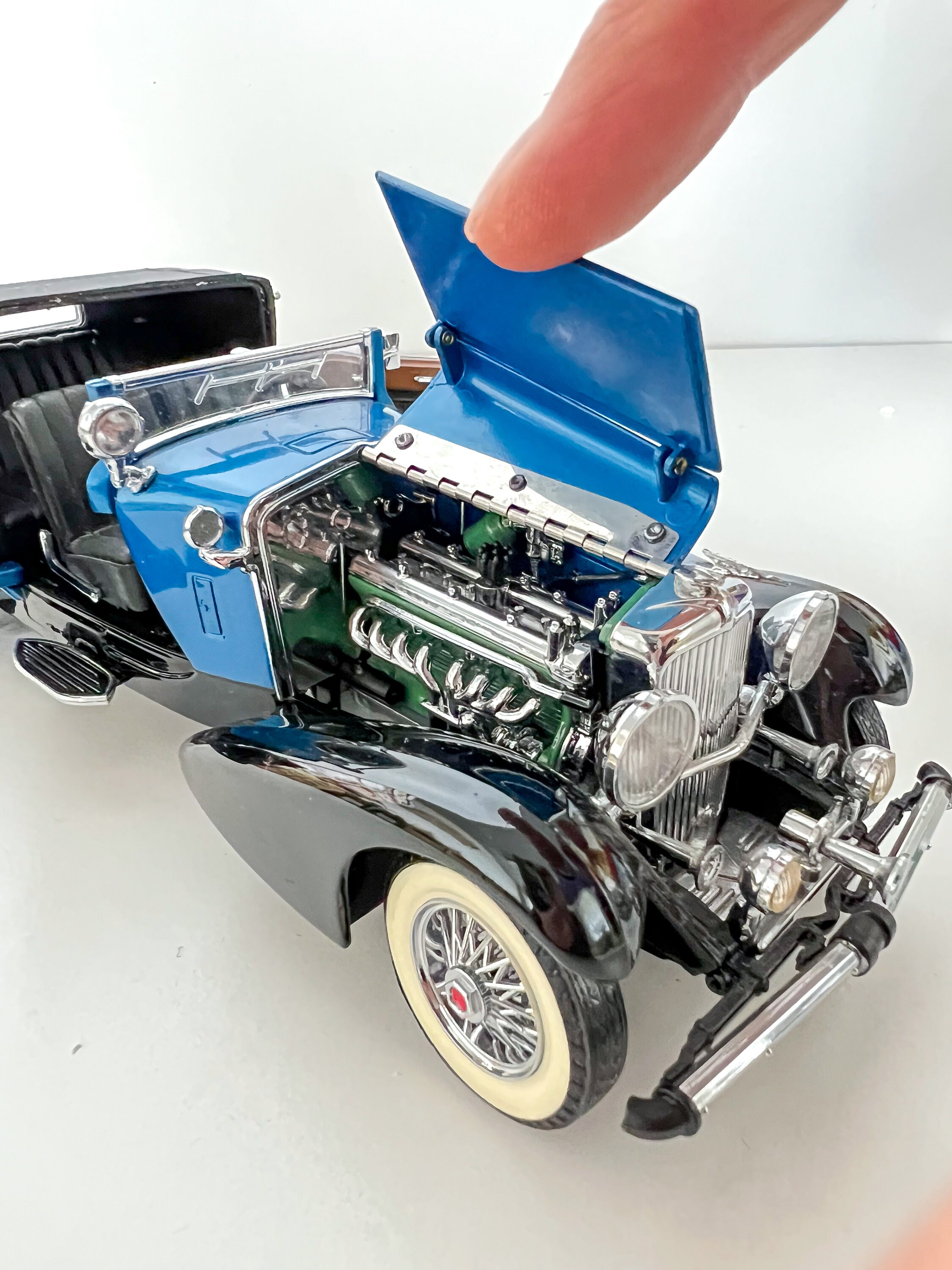 DUESENBERG: A Franklin Mint 1:24 scale 1933 Duesenberg J Victoria