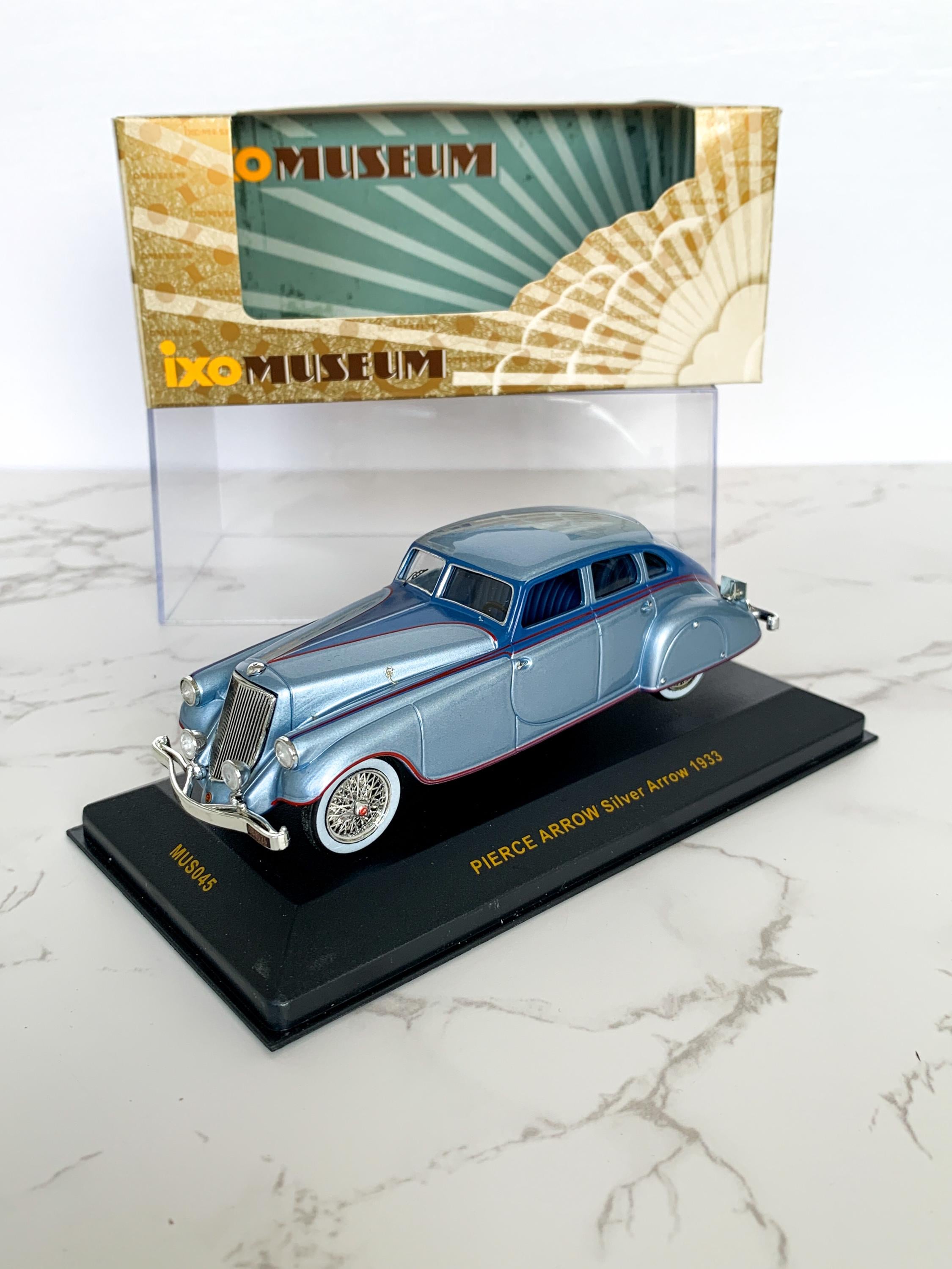 Danbury Mint 1933 PIERCE SILVER ARROW 1:24 Scale Die Cast