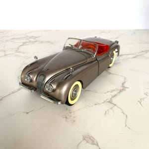 Danbury Franklin 1949 Jaguar XK120 Metallic Silver Grey 1:24 Model Car