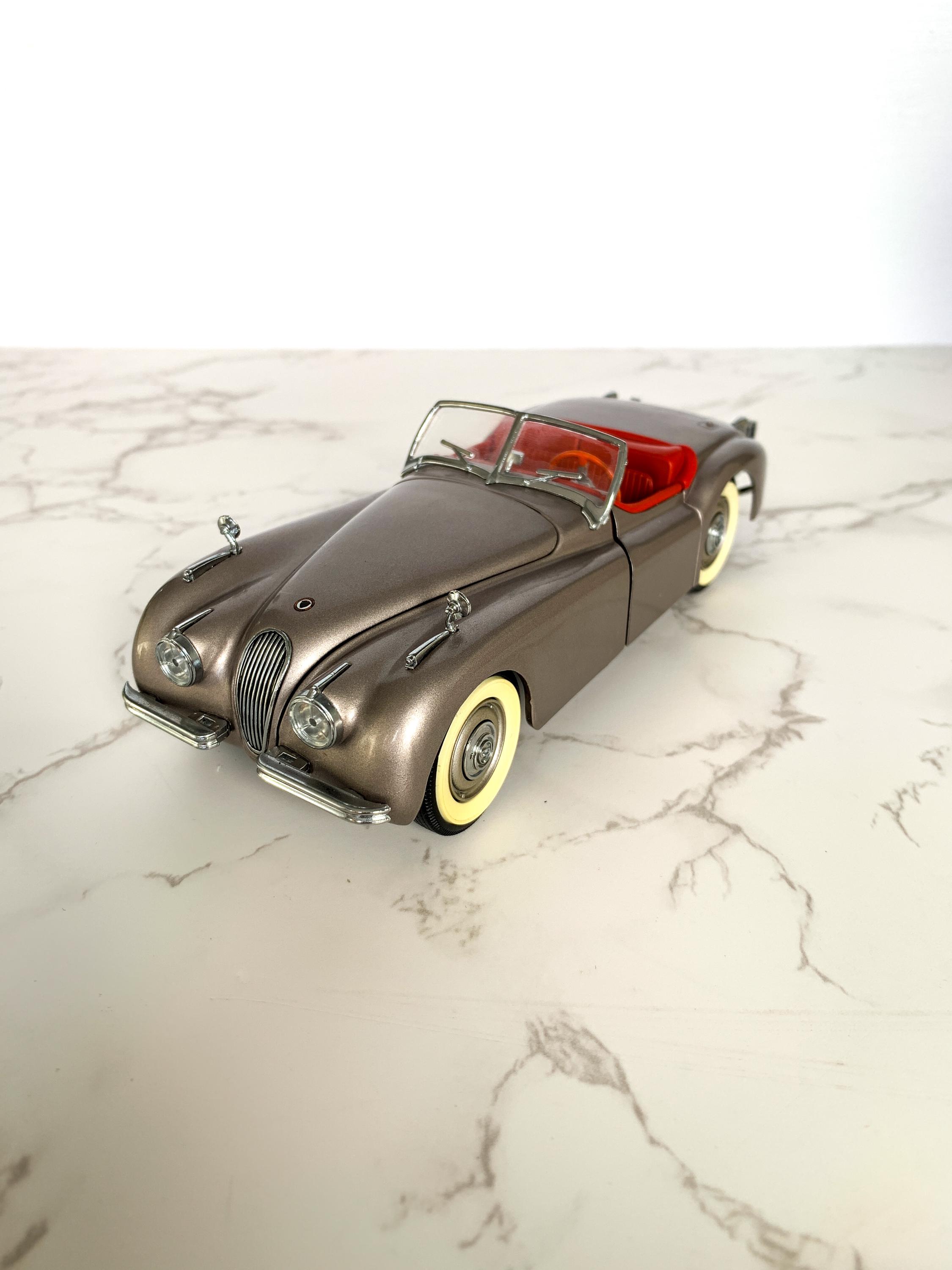 Danbury Franklin 1949 Jaguar XK120 Metallic Silver Grey 1:24 Model 