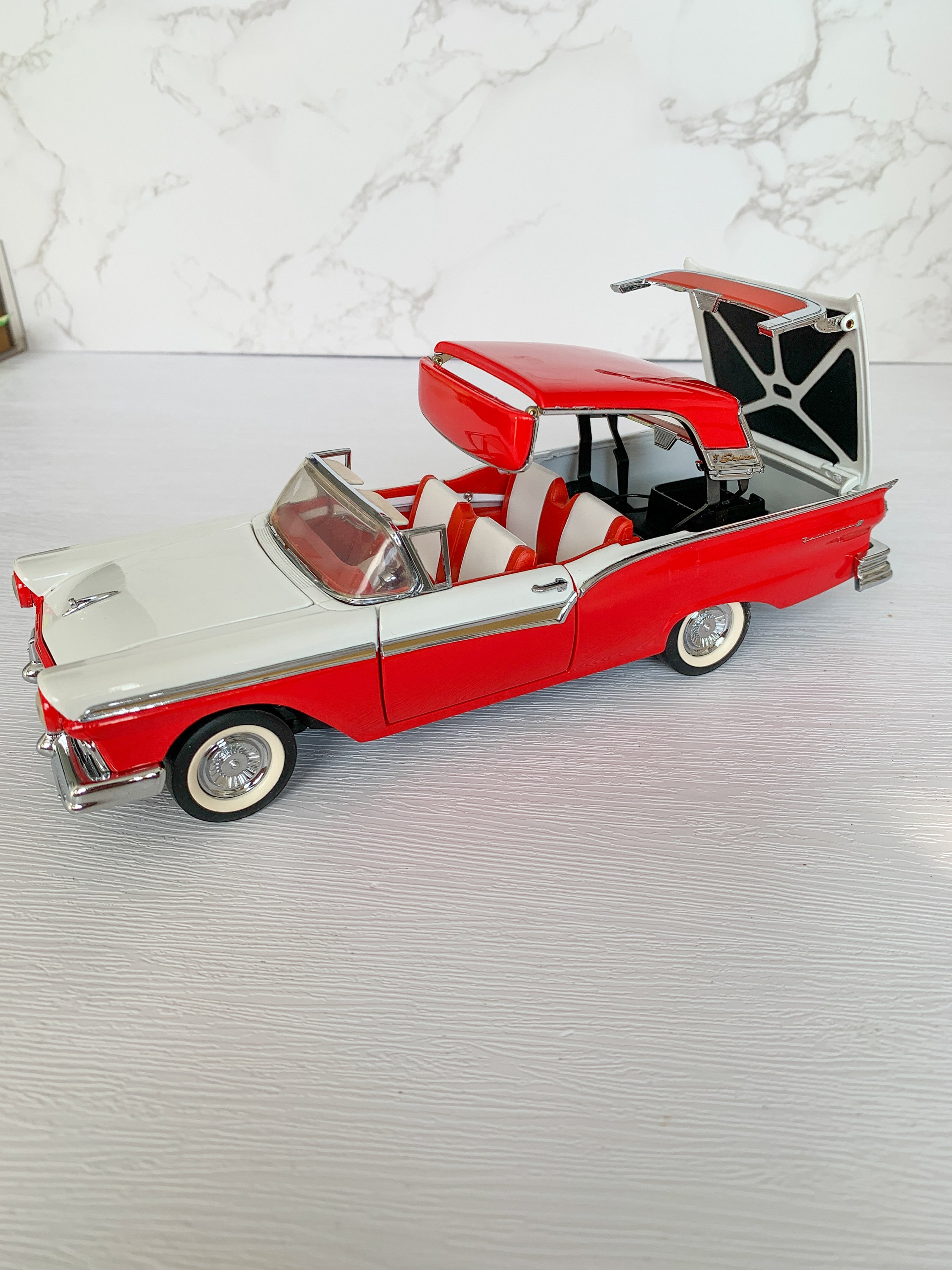 Franklin Mint 1957 FORD SKYLINER Convertible , Diecast Model Car 1