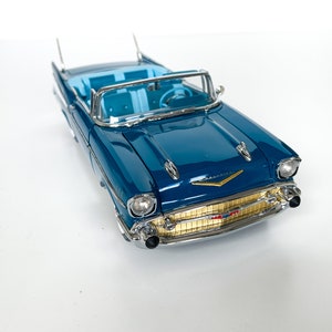 Danbury Mint 1957 Chevrolet Bel Air - metallic blauw - cabriolet blauw-witte miniatuurmodelauto - schaal 1:24 - klassieke auto voor verzamelaars