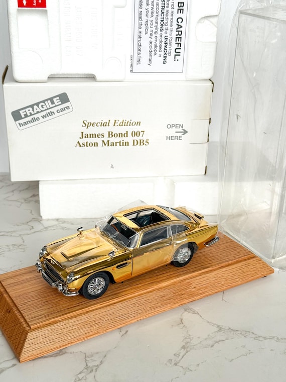 DANBURY MINT Aston Martin DB5 James Bond Gold Plated Model With