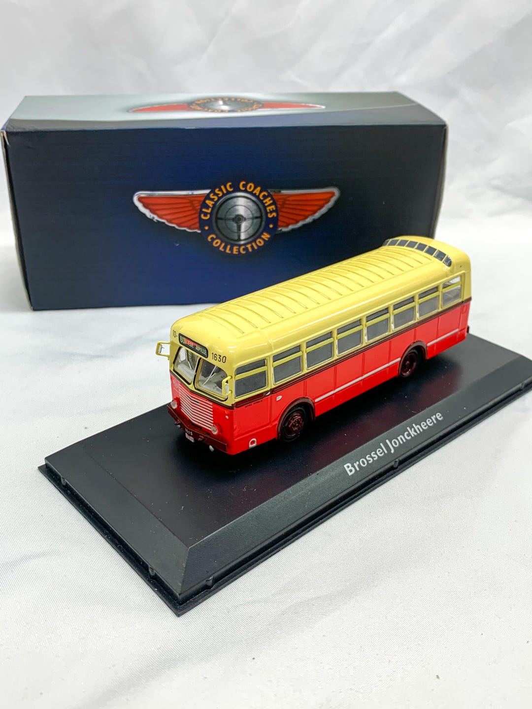 IXO - 1:43 - Bus AEC, Bedford , Brossel , ISobloc - Des bus