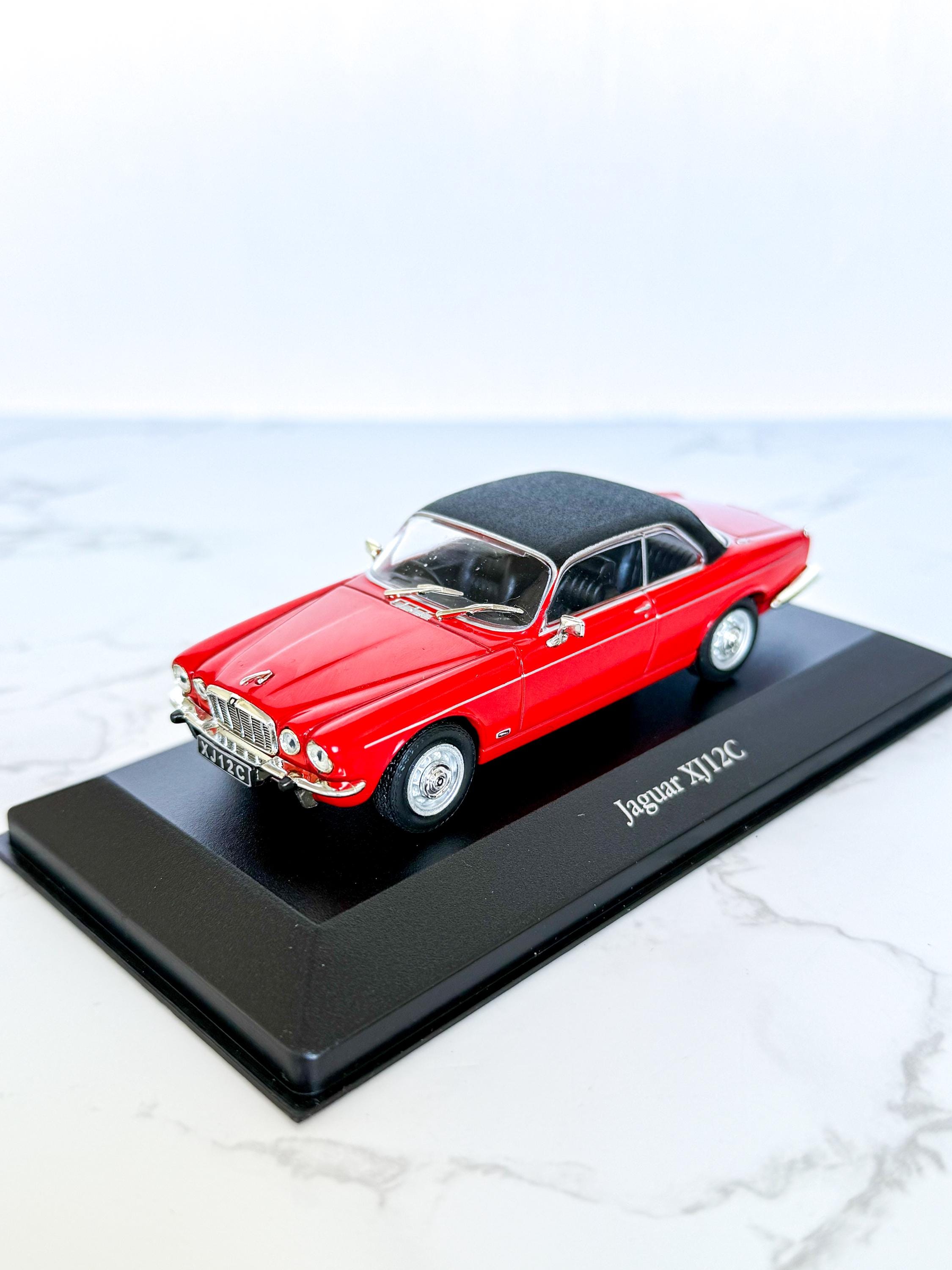 1/43 Jaguar XJ12C (Coupe) 1976 ディスプレイモデル Atlas Editions Jaguar XJ12C – 1:43 Scale Diecast Model Car – Red