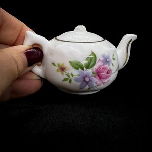 Vintage Miniatur Teekanne Blumenmuster, kleine Vintage Küchendekoration, Bone China Puppenhaus Teekanne Ornamente, Mama Geschenk
